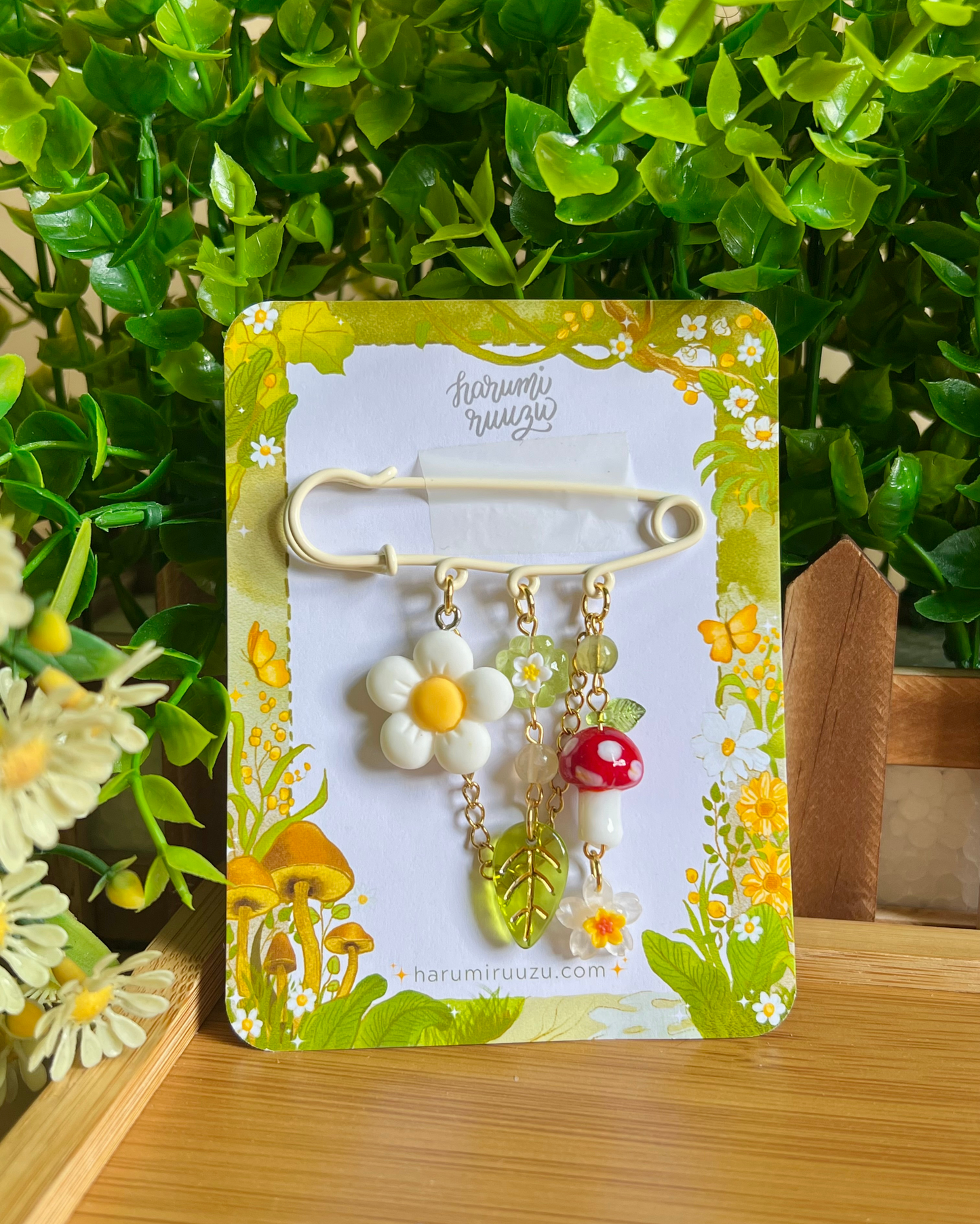 Daisy Mushroom Cottagecore-Inspired Beaded Charm Pin