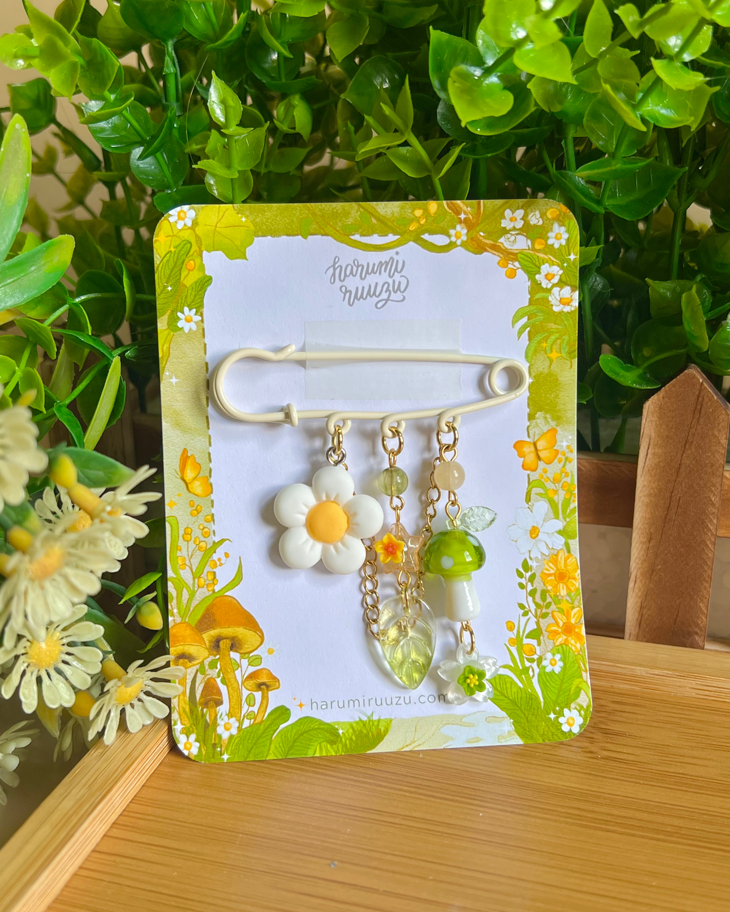 Daisy Mushroom Cottagecore-Inspired Beaded Charm Pin