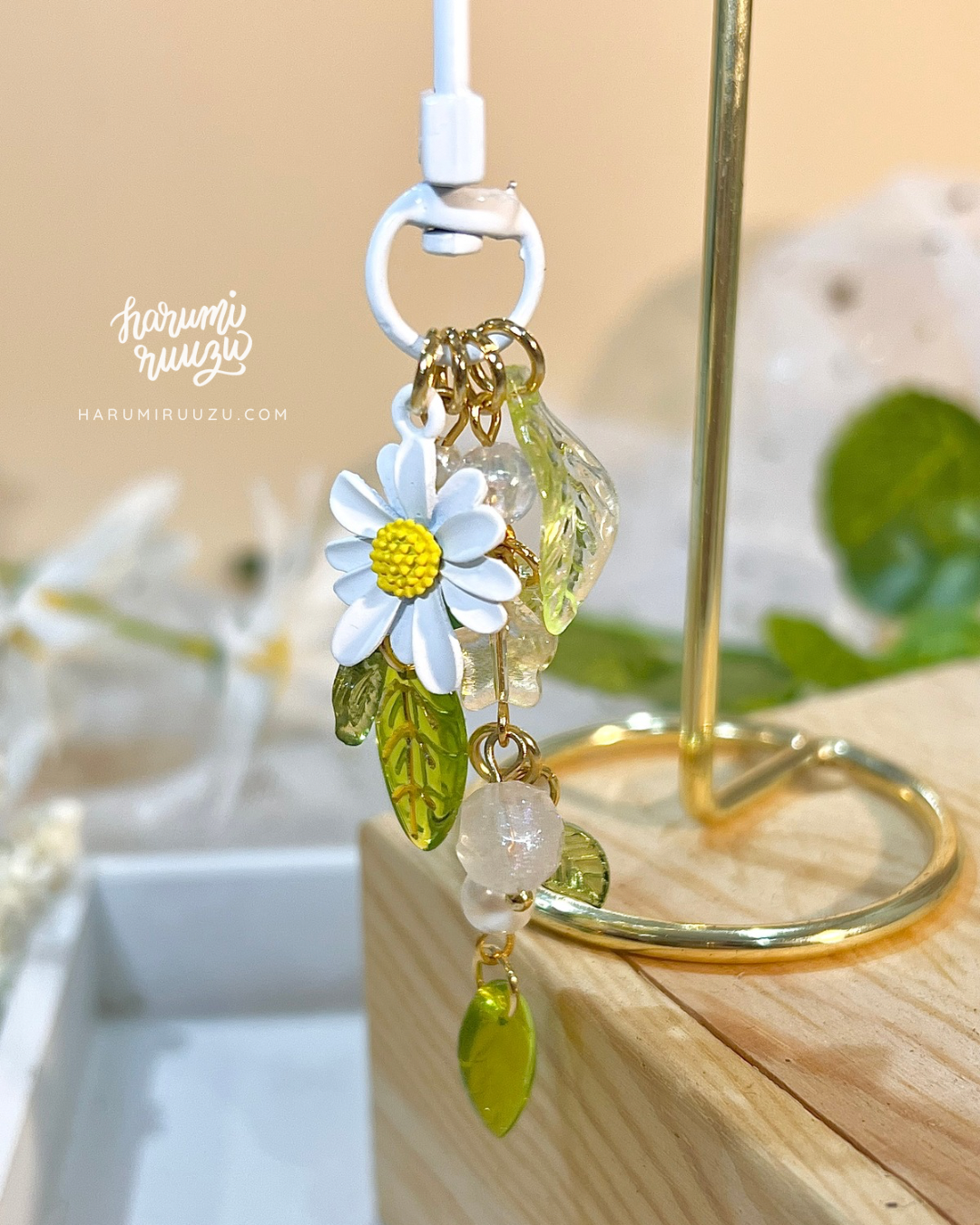 Extra Leafy Daisy Keychain