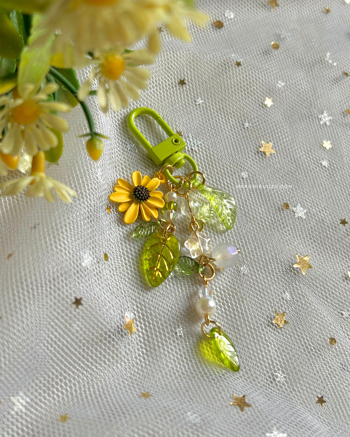 Extra Leafy Daisy Keychain (Yellow)