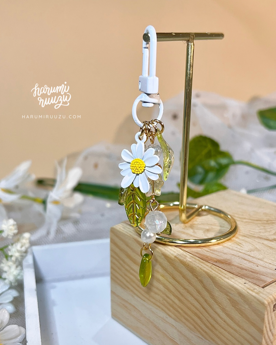 Extra Leafy Daisy Keychain