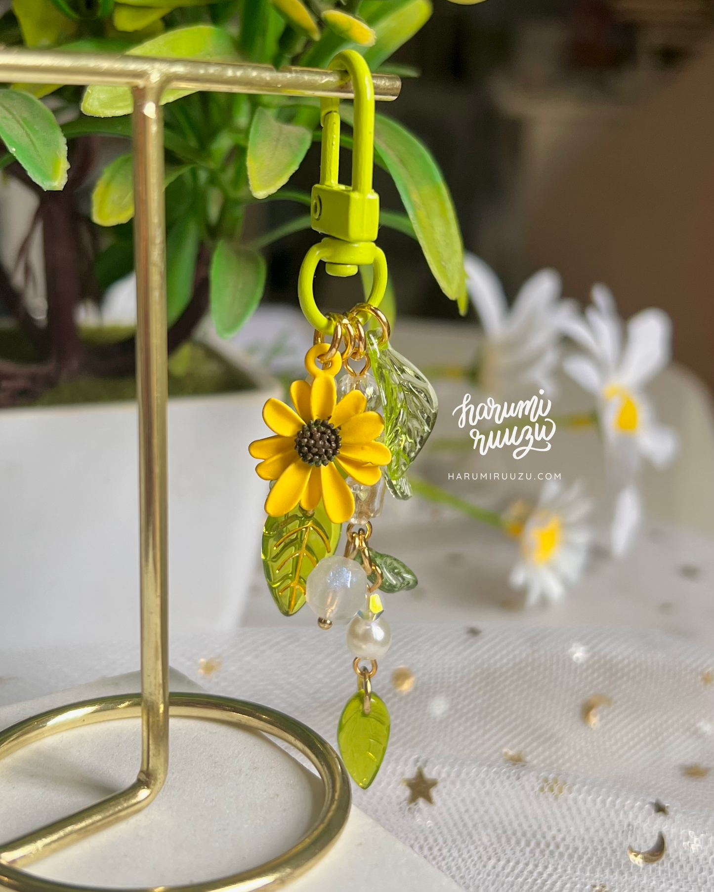 Extra Leafy Daisy Keychain (Yellow)