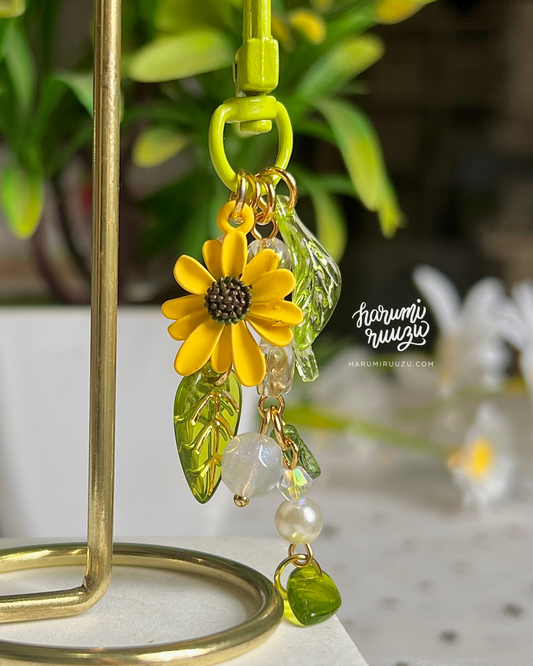 Extra Leafy Daisy Keychain (Yellow)