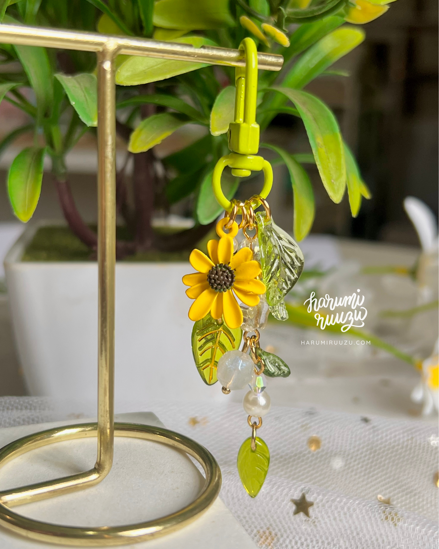 Extra Leafy Daisy Keychain (Yellow)