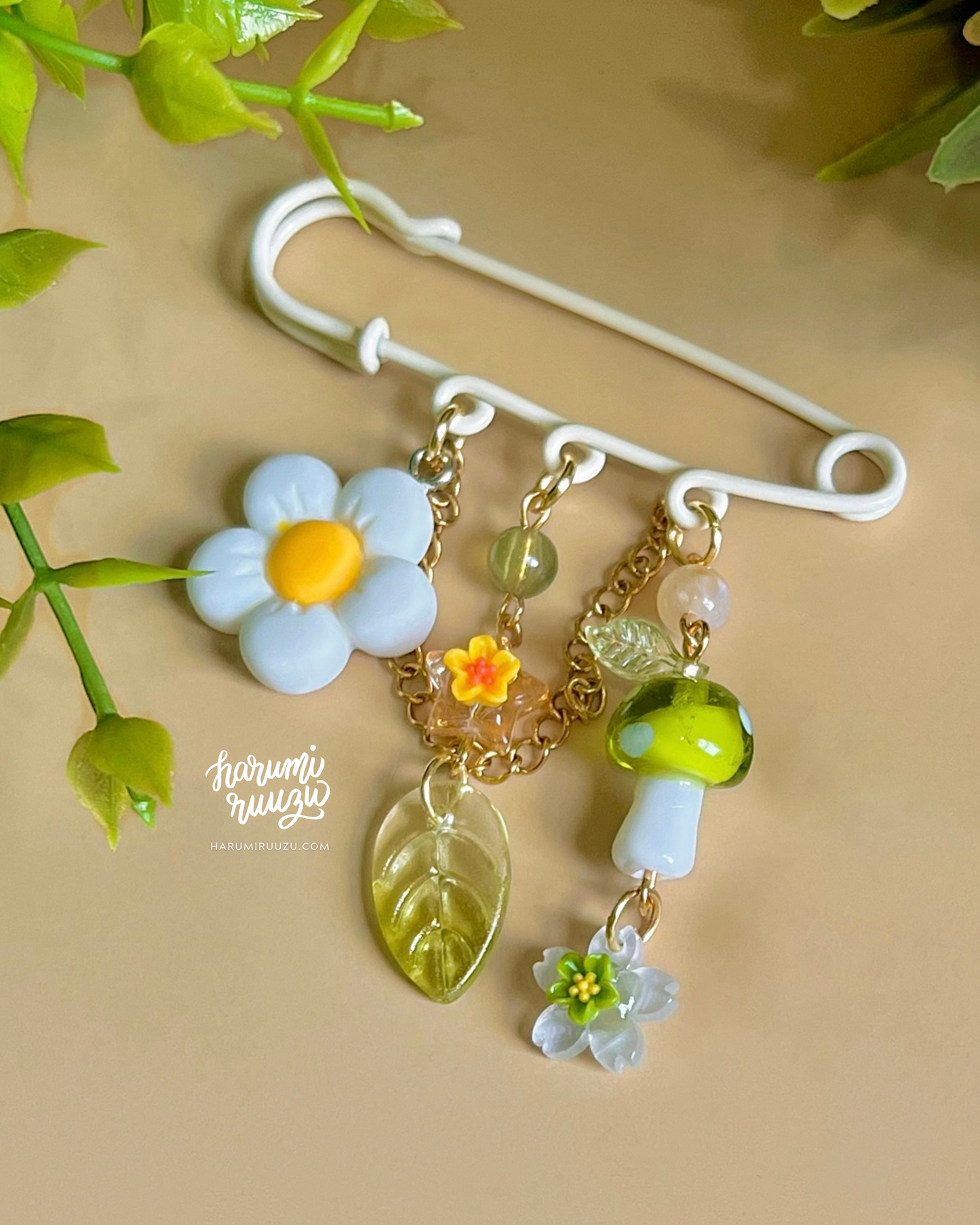 Daisy Mushroom Cottagecore-Inspired Beaded Charm Pin