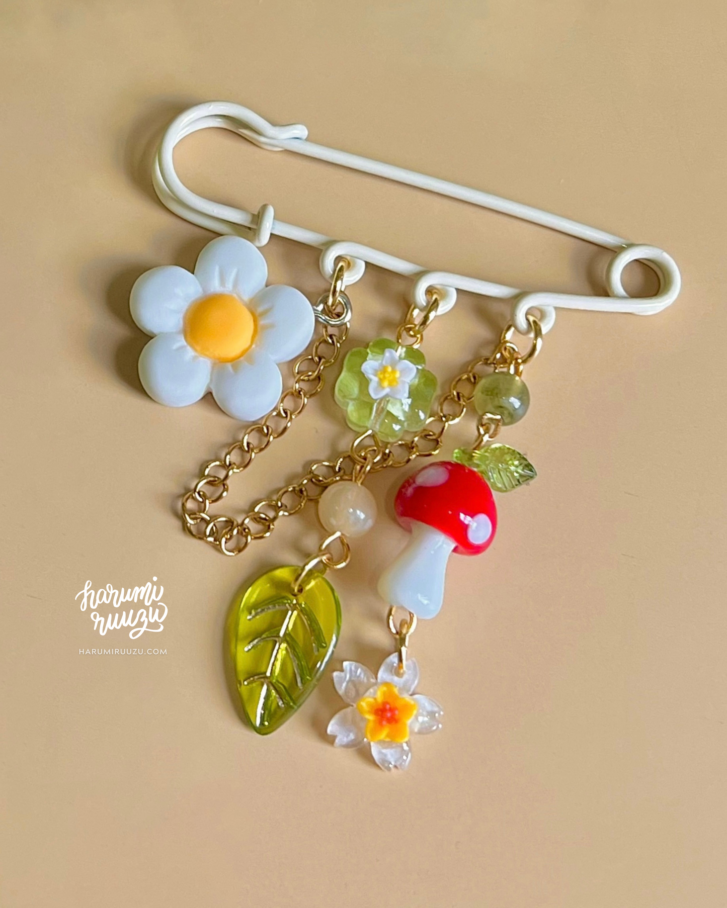 Daisy Mushroom Cottagecore-Inspired Beaded Charm Pin